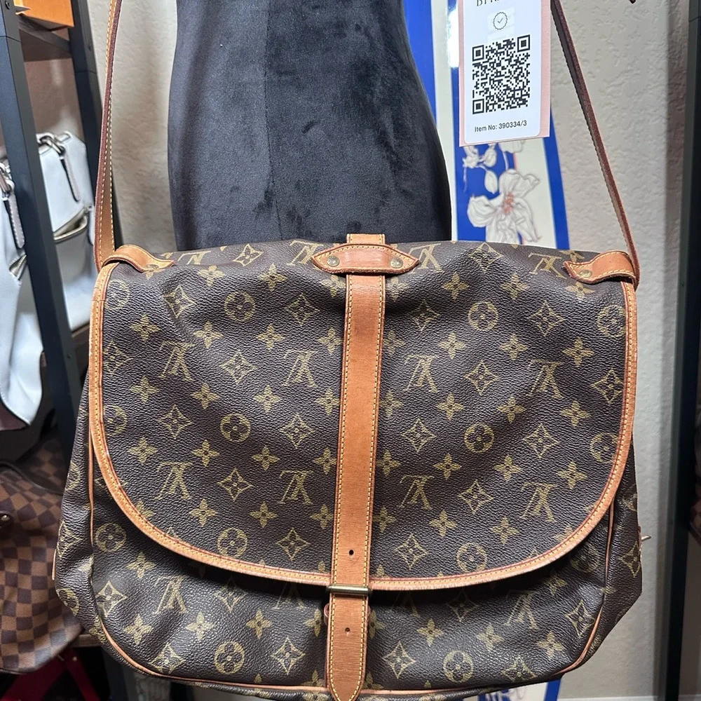 Authentic Louis Vuitton Samaur 35 Monogram Messenger Bag